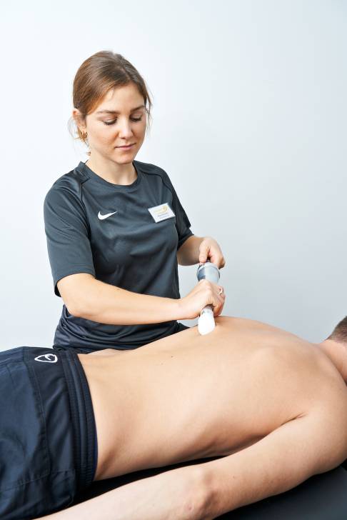 Physiotherapeutische Behandlung von unspezifischen Rückenschmerzen in der Gelenkreha mit biomechanischer Stimulation (ZRT®-Matrix-Therapie nach Dr. med. Dickreiter) © EXTRAZELL Physiotherapeutische Behandlung von unspezifischen Rückenschmerzen in der Gelenkreha mit biomechanischer Stimulation ZRT®-Matrix-Therapie © Extrazell